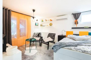 New Studio Apartment Emmy with free street parking